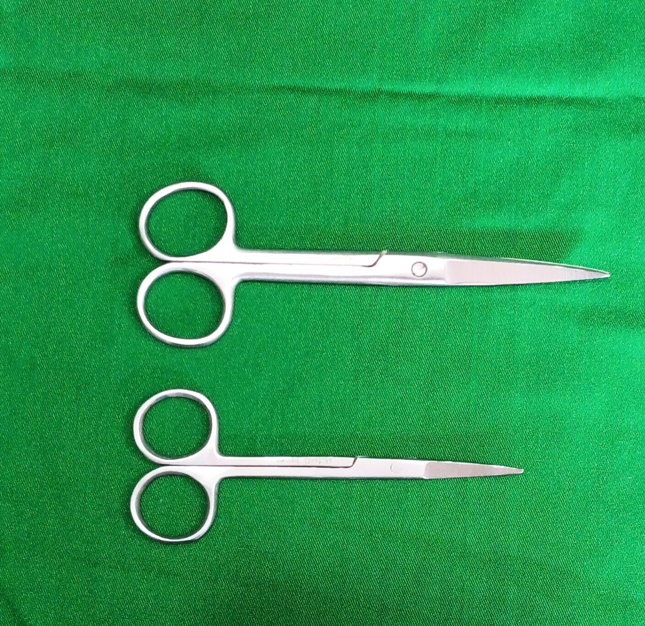 GUNTING TAJAM BENGKOK